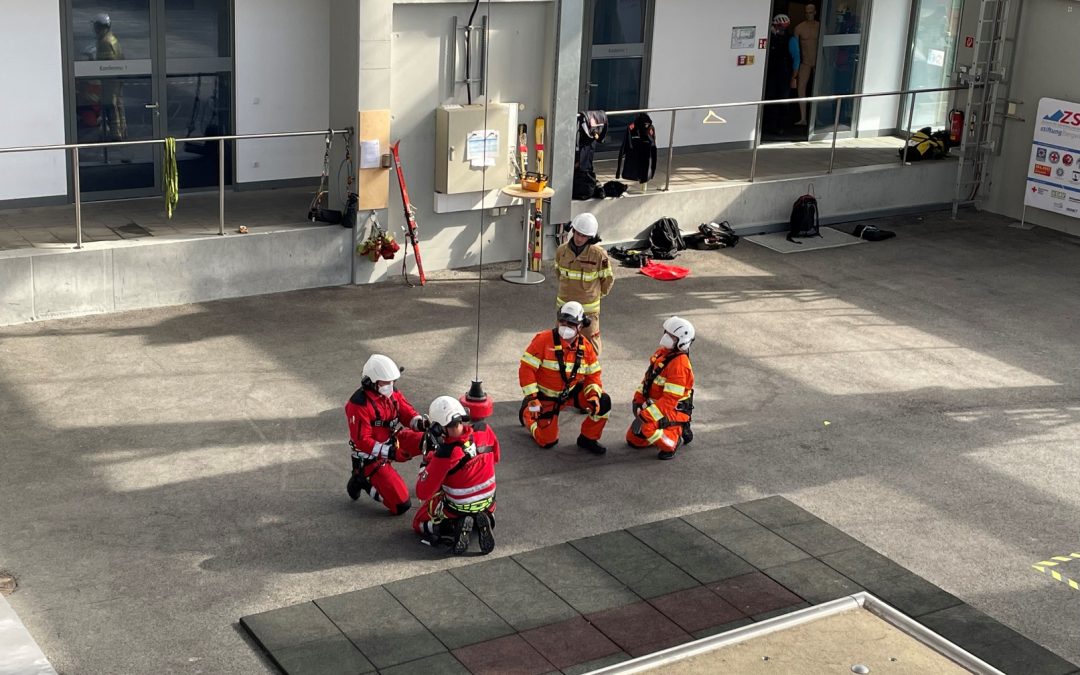 Spezialtraining für die Feuerwehrflughelfer aus Oberösterreich – Windentraining im Bergwachtzentrum Bad Tölz