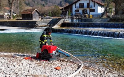 Neuer Löschwasserbehälter im Gewerbegebiet Mühldorf befüllt