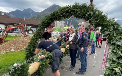 Traditionelles Maibaum-Aufstellen der Feuerwehr Scharnstein