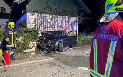 Schwerer Verkehrsunfall in Scharnstein direkt neben dem Feuerwehrhaus Scharnstein