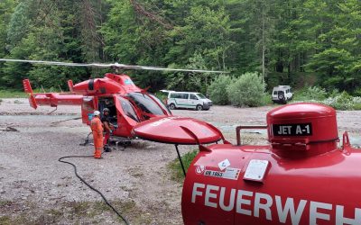 Betankungseinsatz für Rettungshubschrauber Martin 3 in Grünau nach Alpinunfall