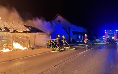 Vollbrand eines Nebengebäudes – rascher Einsatz verhindert Schlimmeres