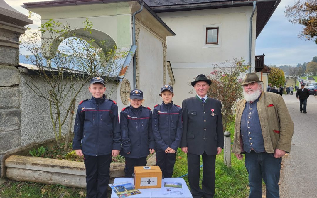 Jugendgruppe Allerheiligen am Friedhofseingang mit den Mitgliedern des Kameradschaftsbundes