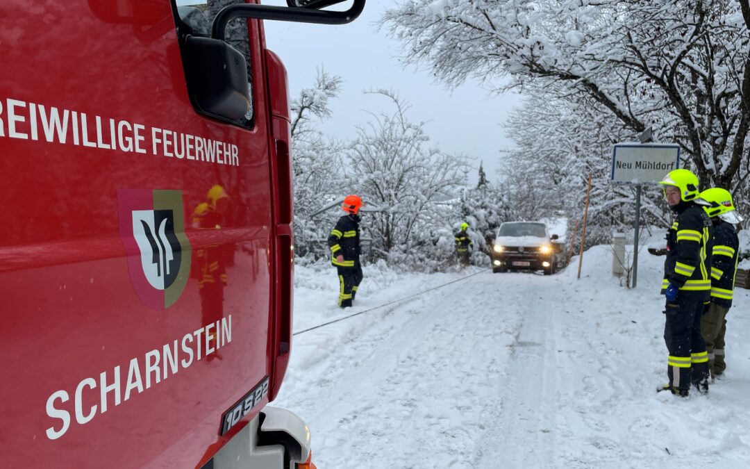 Fahrzeugbergung und Verkehrsunfall – einsatzreicher Wochenstart nach Wintereinbruch