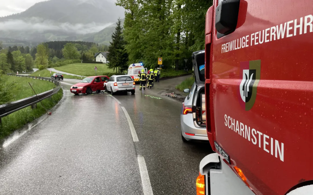 Aufräumarbeiten nach Verkehrsunfall