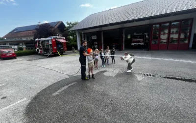 Gemeinsam.Sicher.Feuerwehr – Kindergarten und Volksschule besuchen die Feuerwehr