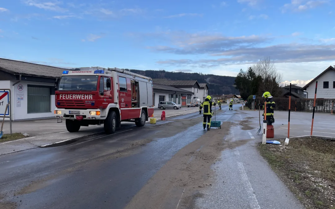 Großräumige Ölspur nach Verkehrsunfall