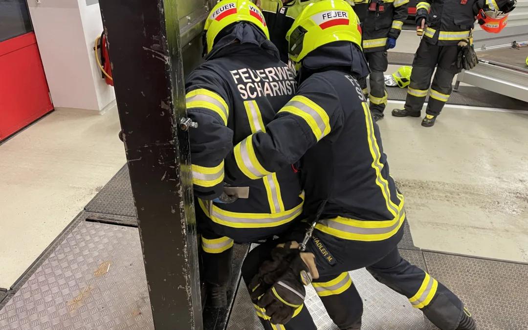 Innovative Schulung: Feuerwehr Scharnstein setzt Hooligan-Tool ein
