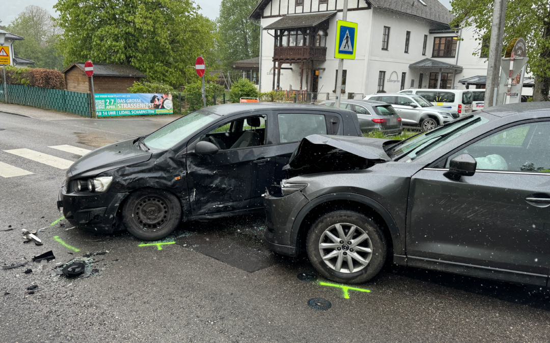 Kreuzungskollision im Morgenverkehr