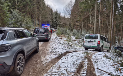 Doppelalarm für die Feuerwehr: Türöffnung mit Unfallverdacht und Personenrettung zugleich