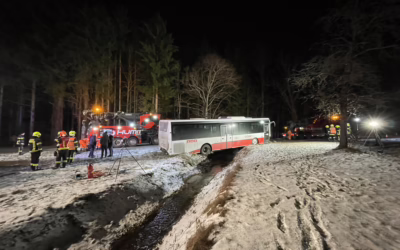 Schwerer Verkehrsunfall: Linienbus-Unfall fordert Einsatzkräfte