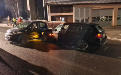 Verkehrsunfall zwischen zwei PKW im Frühverkehr