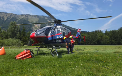 Waldbrand im unwegsamen Gelände fordert Flughelfer und Hubschrauber