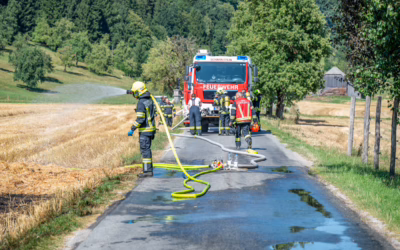 Rundballenpresse in Vollbrand